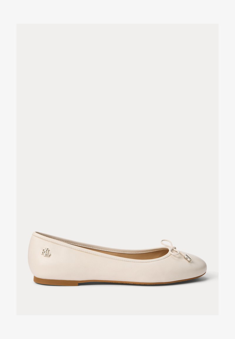 Crèmekleurige leren ballerina met een klein strikje en een metallic RLL-logo vlak bij de hiel, voorzien van een platte, lichtbruine zool.