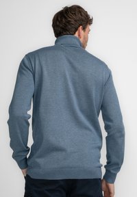 Heren sweater in zachte, blauw-grijze tricot. Heeft een hoge kraag, lange mouwen en geribbelde manchetten en zoom. Gladde textuur, slim fit ontwerp.