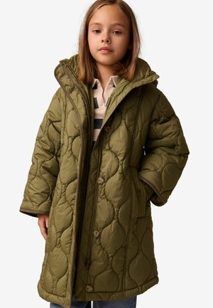 Abrigo acolchado tipo puffer de color verde oliva con capucha, con cierre de cremallera y botón, bolsillos laterales y tela texturizada. Corte casual.