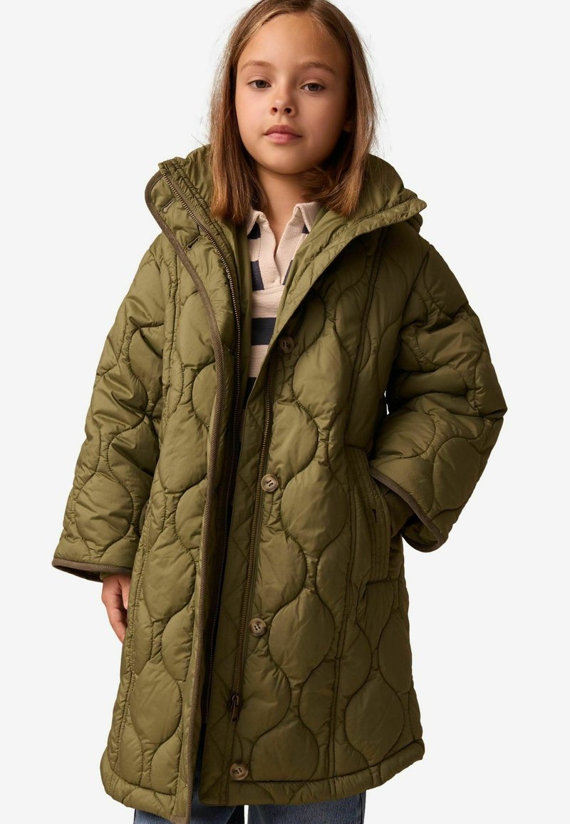 Olivgrüner, gesteppten Pufferjacke mit Kapuze, ausgestattet mit einem Reißverschluss und Knopfverschluss, seitlichen Taschen und strukturiertem Stoff. Legere Passform.