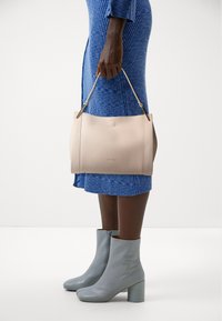 Coccinelle WALLACE - Käsilaukku - off-white/green