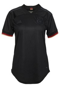 Maglia da calcio nera con maniche corte, texture a rete, discreto emblema a tre stelle, e accenti a strisce rosse, gialle e nere sul colletto.