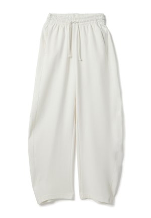 Pantalones blancos sueltos y casuales con cintura elástica y cordón, con bolsillos laterales, colocados planos sobre un fondo blanco.