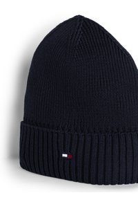 Marine gebreide beanie met een geribde manchette. Bevat een klein logo-opdracht met rood, wit en blauwe kleuren aan de zijkant. Zachte textuur.
