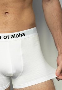 Boxer in cotone bianco con una vestibilità aderente e la scritta nera "s of aloha" sull'elastico in vita. Texture liscia, design classico.