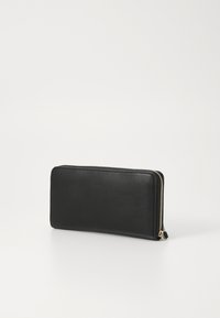 Portafoglio in pelle nera con una texture liscia, forma rettangolare allungata e chiusura con zip dorata, caratterizzato da un design minimalista.