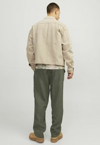 Jack & Jones JPSTKARL LAWRENCE - Püksid - beetle