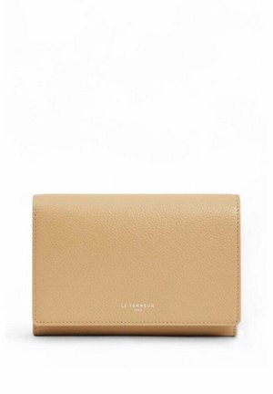 Portefeuille en cuir beige avec couture fine, forme rectangulaire, et petit nom de marque embossé "LE TANNEUR" centré sur le rabat avant.