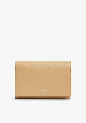 Beige Lederbrieftasche mit feiner Naht, rechteckiger Form und kleinem, geprägt angebrachtem Markennamen "LE TANNEUR" mittig auf der Vorderklappe.