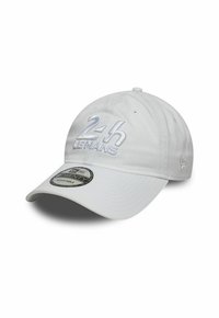 Weißes Baseballcap mit besticktem "24h Le Mans"-Text, verstellbarem Riemen und gebogenem Schirm. Verfügt über sichtbare Nähte und Belüftungslöcher.