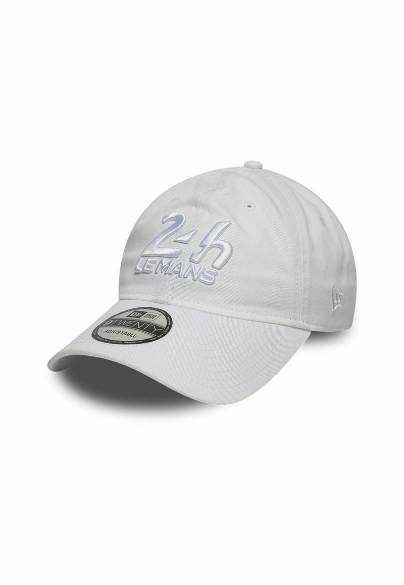 Weißes Baseballcap mit besticktem "24h Le Mans"-Text, verstellbarem Riemen und gebogenem Schirm. Verfügt über sichtbare Nähte und Belüftungslöcher.