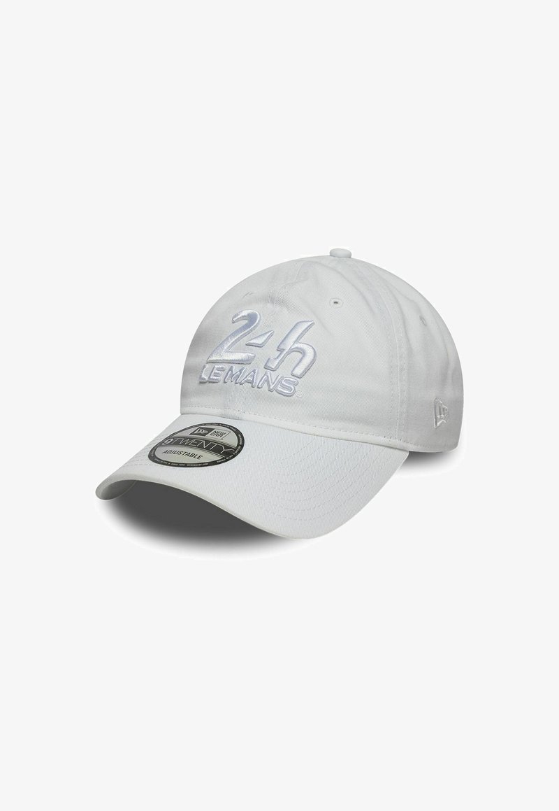 Weißes Baseballcap mit besticktem "24h Le Mans"-Text, verstellbarem Riemen und gebogenem Schirm. Verfügt über sichtbare Nähte und Belüftungslöcher.