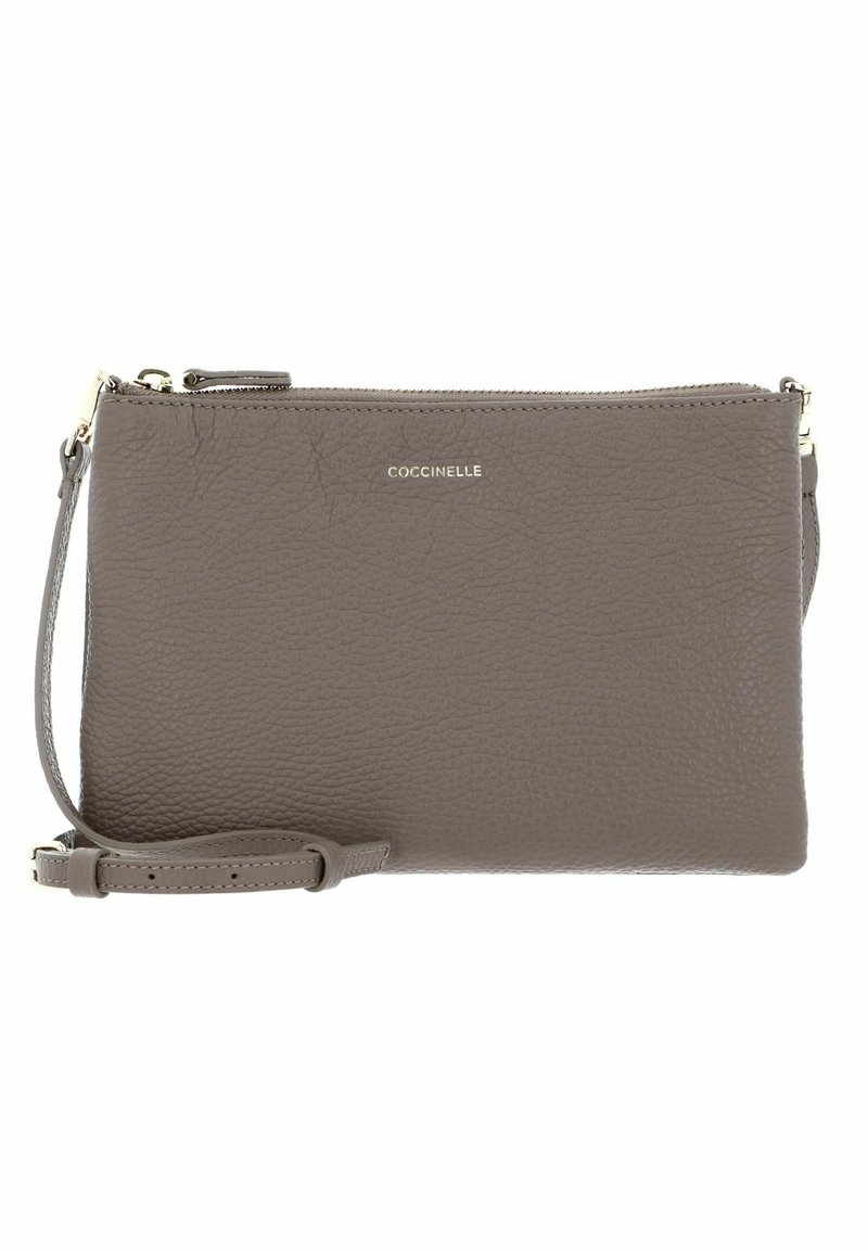 Borsa a pochette in pelle grigia con superficie testurizzata, dettaglio del logo dorato e tracolla staccabile. Chiusura con zip nella parte superiore per un accesso sicuro.