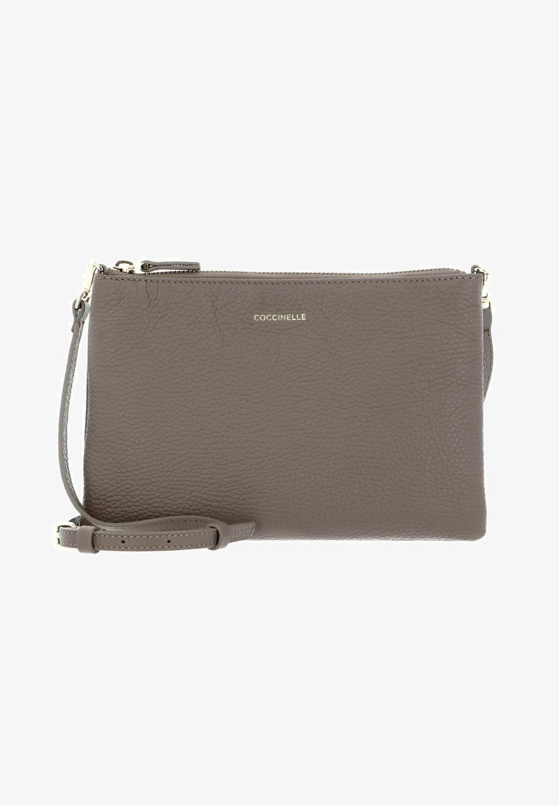 Borsa a pochette in pelle grigia con superficie testurizzata, dettaglio del logo dorato e tracolla staccabile. Chiusura con zip nella parte superiore per un accesso sicuro.