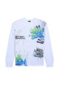 Biała koszulka z długim rękawem z kolorowymi wzorami w stylu graffiti w zielonym, niebieskim i czarnym tuszu. Charakteryzuje się wzorami rozprysków i wyraźnym tekstem.