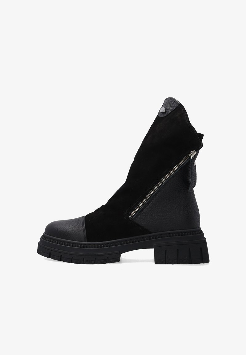 Czarne botki za kostkę z mieszanki zamszu i fakturowanej skóry, z bocznym zamkiem błyskawicznym i solidną gumową podeszwą zapewniającą przyczepność.