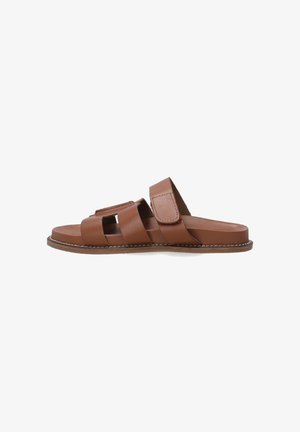 Bruine leren sandalen met twee brede banden en klittenbandsluiting, vlakke zool, gedetailleerde stiksels langs de randen, open teen ontwerp.