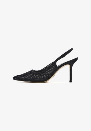 Zwarte hoge hak met mesh en slingback, puntige neus en slanke stilettohak op een witte achtergrond.