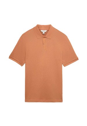 Rostfarbenes kurzärmeliges Poloshirt aus strukturiertem Strickstoff mit Zwei-Knopf-Leiste, flach auf weißem Hintergrund gelegt.