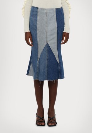 Gonna in denim con design a patchwork in diverse tonalità di blu, forma svasata, orlo grezzo e taglio medio.