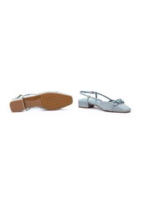Chaussures slingback en daim bleu clair avec un talon plat, un bout carré et un détail de nœud décoratif. Dotées d'une semelle en caoutchouc avec une texture antidérapante.