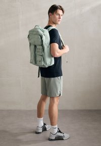 Nike Performance UTILITY ELITE - Sac à dos - jade horizon/oil green