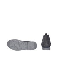 Stivaletti alla caviglia in suede grigio con superficie liscia, punta rotonda e suola in gomma testurizzata caratterizzata da un motivo sottile e una linguetta per facilitarne l'indossamento.