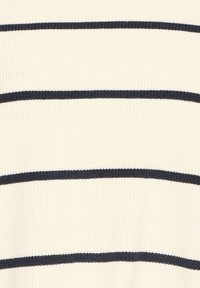 Smotanová pletená látka s rovnomerne rozmiestnenými čiernymi horizontálnymi pruhmi.