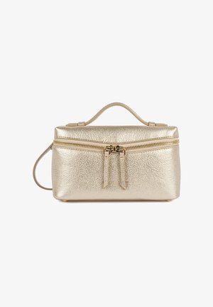 Prostokątna, metaliczna, złota skórzana torebka z podwójnym zamkiem błyskawicznym, górnym uchwytem oraz odpinanym paskiem na ramię na białym tle.