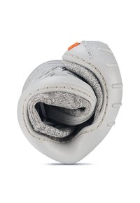 Szara ergonomiczna rękawica z teksturowanym materiałem wewnętrznym i solidną zewnętrzną warstwą. Posiada pomarańczowy przycisk akcentowy oraz szwy wzdłuż krawędzi.