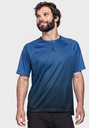 Kurzärmliges Sportshirt in Farbverlauf Blau. Hergestellt aus feuchtigkeitsableitendem Material mit Rundhalsausschnitt und einem dezenten Logo auf der Brust.