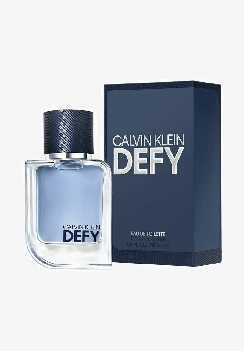 Calvin Klein Defy Eau de Toilette, 50 ml flaska, har en klar glas kropp med rundade kanter, en rund mörkblå texturerad kork och en marinblå låda.