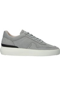 Sneaker bassa in suede grigio con lacci grigi, dettagli laterali perforati, accentuazione nera sul tallone e suola in gomma bianca spessa con fondo rigato.