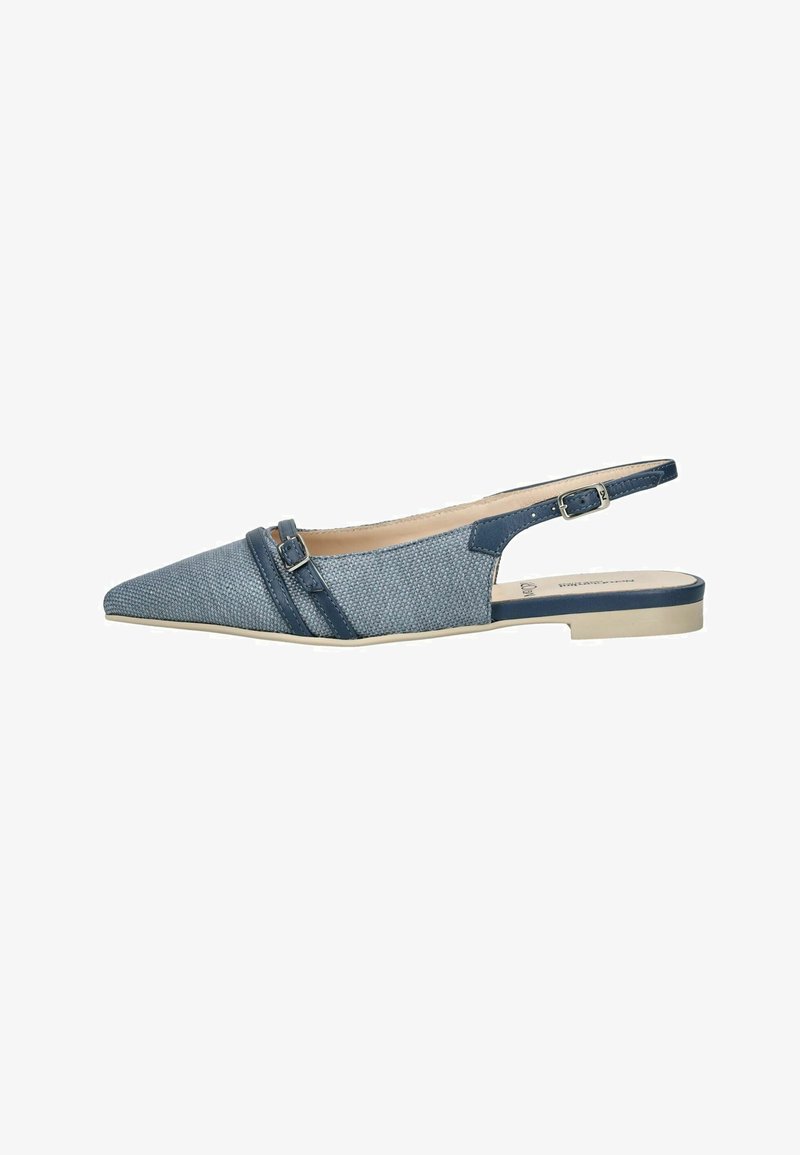 Plat slingback-schoen met puntige neus in blauw geweven stof met donkerblauwe leren bandjes en gespdetail.