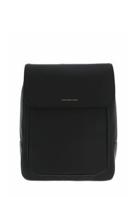 Czarny plecak wykonany z gładkiego materiału syntetycznego. Posiada zapi�ęcie na klapę, minimalistyczny design oraz subtelne złote logo z przodu.