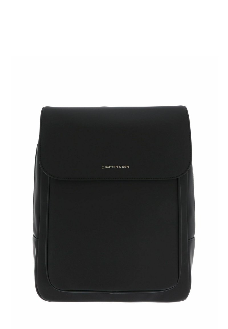 Czarny plecak wykonany z gładkiego materiału syntetycznego. Posiada zapięcie na klapę, minimalistyczny design oraz subtelne złote logo z przodu.