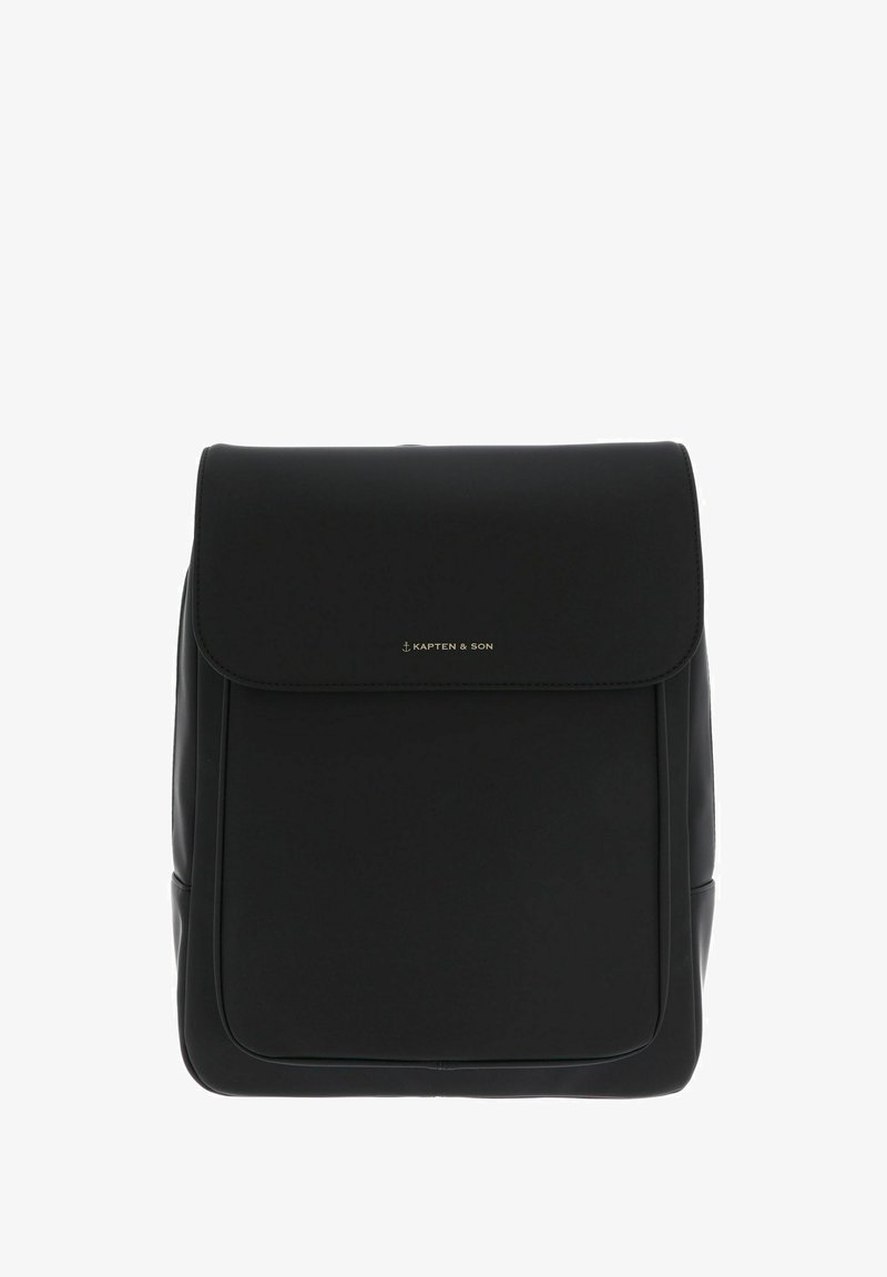 Černý batoh vyrobený z hladkého syntetického materiálu. Má klopový uzávěr, minimalistický design a decentní zlaté logo na přední straně.