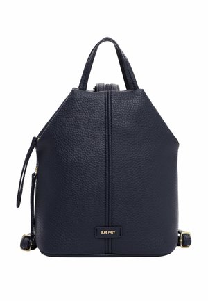 Zaino in pelle blu scuro testurizzata con doppio manico superiore, spallacci regolabili e una piccola targhetta dorata con il logo "SURI FREY" sul davanti.