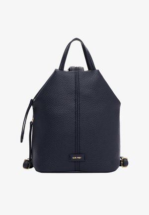 Sac à dos en cuir texturé bleu foncé avec deux poignées supérieures, bretelles réglables, et une petite plaque logo dorée "SURI FREY" à l'avant.
