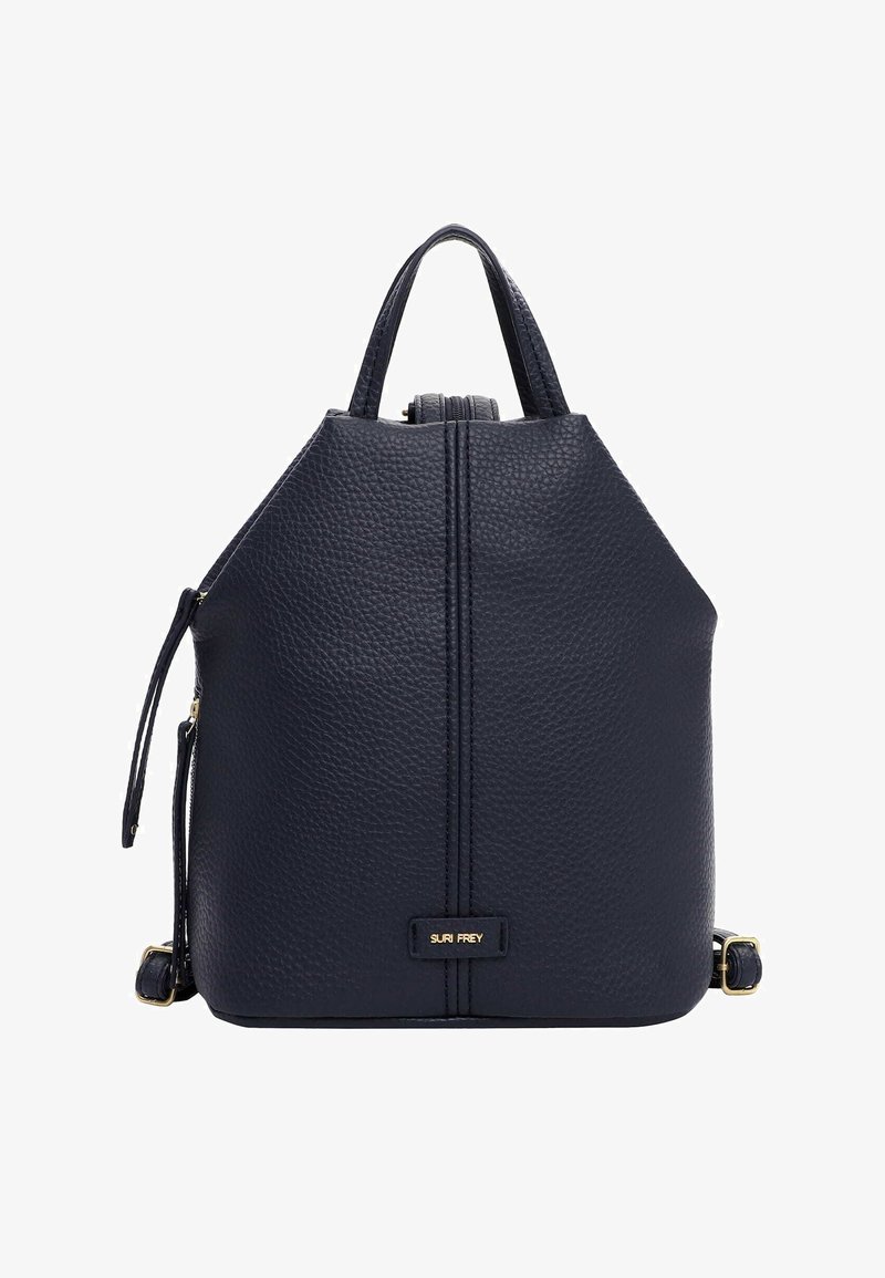 Tmavě modrý kožený batoh s texturou, dvojitými horními úchyty, nastavitelnými ramenními popruhy a malou zlatou plaketou s logem „SURI FREY“ na přední straně.