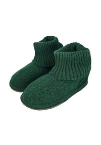 Groene wollen pantoffels met een gebreide geribbelde boord, ronde neus en zachte textuur. Platte zool en naadloos ontwerp voor comfort en draaggemak.