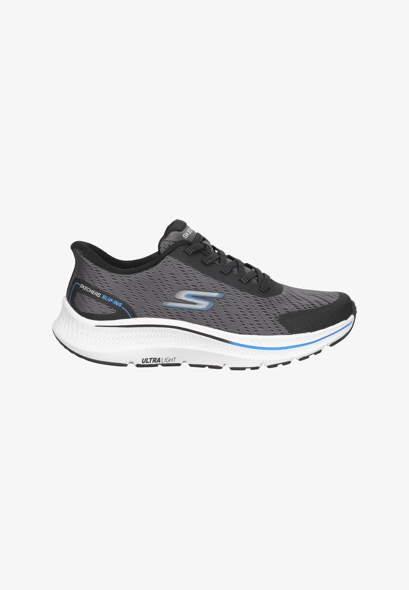 Zapatilla deportiva negra con parte superior de malla, cordones, acentos en azul contrastante y suela blanca acolchada etiquetada como "ULTRA LIGERA".