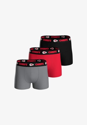 Bóxer para hombres en gris, negro y rojo; cada uno presenta una cinturilla negra con el texto "CHIEFS" y gráficos del logo. Diseño suave y ajustado.