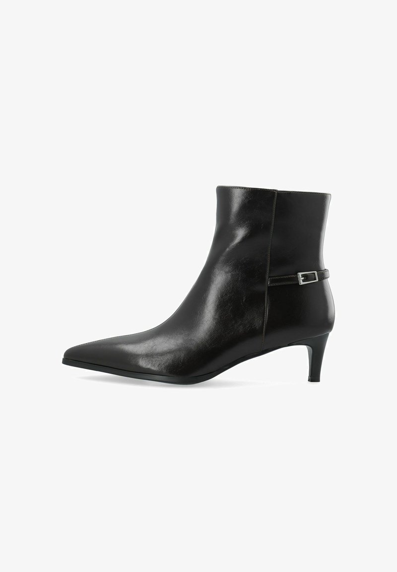Bottine en cuir noire avec bout pointu, petit talon kitten et bride décorative avec boucle argentée sur le côté.