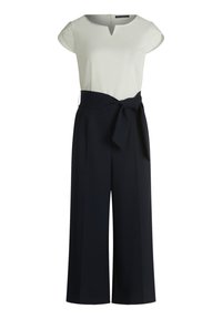 Haut blanc à manches courtes et col en V, associé à un pantalon large marine avec une ceinture nouée à la taille. Tissu lisse.