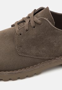Clarks Originals DESERT ROCK - Derbies - mole grey
