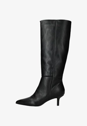 Zwarte leren kniehoge laars met een spitse neus en een dunne, hoge hak. Heeft een gladde textuur en minimale details.