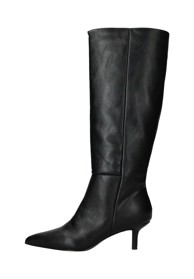 Zwarte leren kniehoge laars met een spitse neus en een dunne, hoge hak. Heeft een gladde textuur en minimale details.