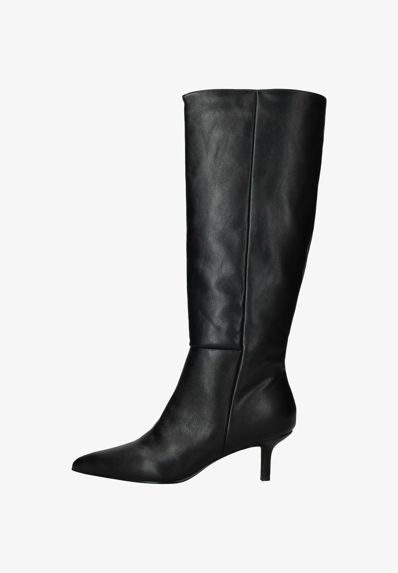 Zwarte leren kniehoge laars met een spitse neus en een dunne, hoge hak. Heeft een gladde textuur en minimale details.