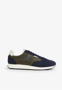 Marineblauwe en olijfgroene sneaker van mesh en suede, met een doodskop grafiek, witte zool en marineblauwe veters.
